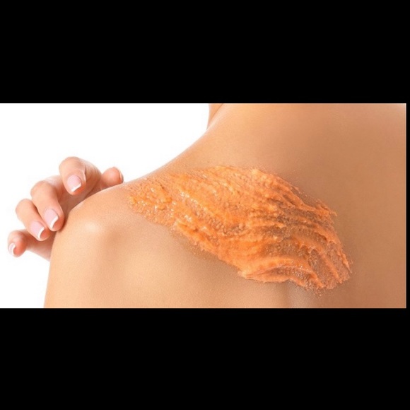 Tree Hut Strawberry Shea Sugar Scrub 18 oz. Exfoliating Hydrating Essential Oils - Picture 11 of 16